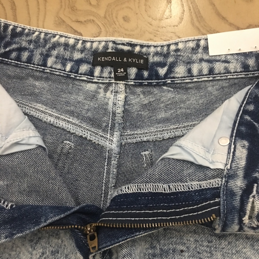 Kendall & Kyle distressed denim short - Picture 4 of 8